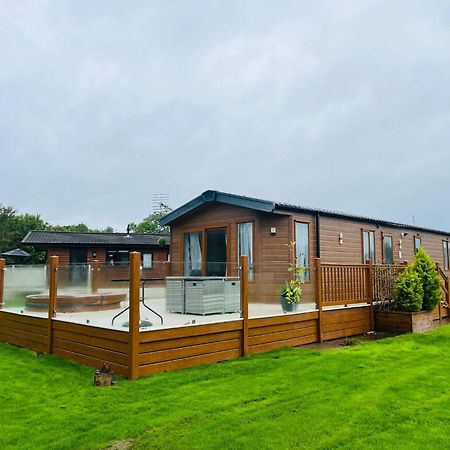 Meadows Lodge With Hot Tub Malton Exteriör bild