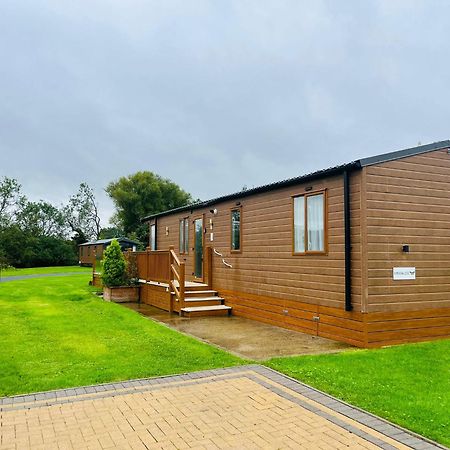 Meadows Lodge With Hot Tub Malton Exteriör bild
