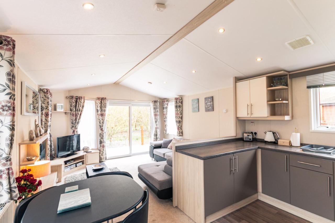 Meadows Lodge With Hot Tub Malton Exteriör bild