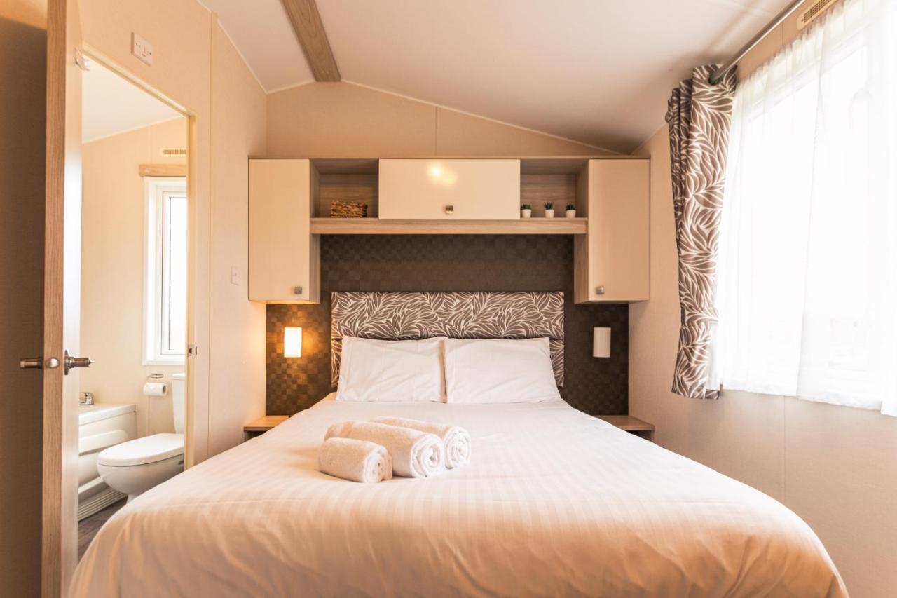 Meadows Lodge With Hot Tub Malton Exteriör bild